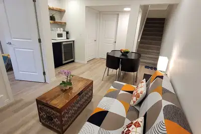 Image de Cozy basement unit near restaurants, bars, stores, bus stations, and hospital.