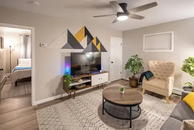 Image de Stylish 2 Bedroom, Pet friendly w/fenced-in yard, Laundry, Private Entrance
