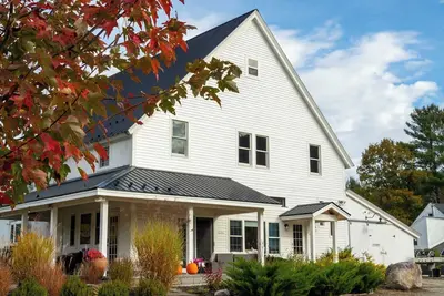 Image de Dog-friendly 4-bedroom lodge on Bear Pond in Waterford, on the snowmobile trail!