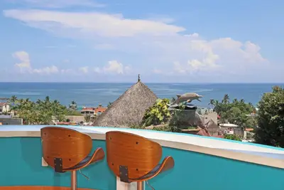 Image de 3 bedroom Ocean View  with Swimming Pool; 3 minutes to the Town Plaza and Beach