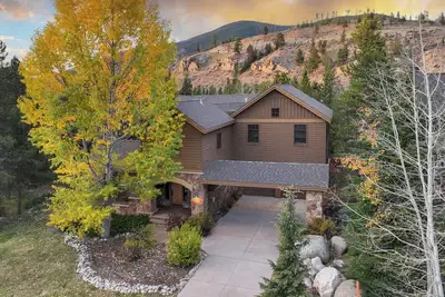 Elegant 5 Br Mountain Lodge in the Resort, Minutes to Skiing