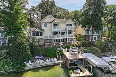Image de Green Lake Luxury Home with Deck Hot Tub Pier Sunset Views