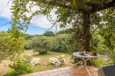 Image de Villa Josiane, maison de vacances avec un grand jardin, proche de la mer (800m