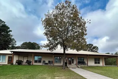Image de Spacious estate with 2 homes