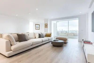 Image de Lumineux, moderne et glamour 3 chambres à coucher avec parking