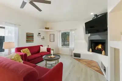 Image de Centrally Located Modern 4-Bedroom House with Tons of Amenities