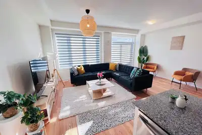 Image de Brand New Luxurious & Cozy 4Beds + 2. 5Bathrooms Townhouse