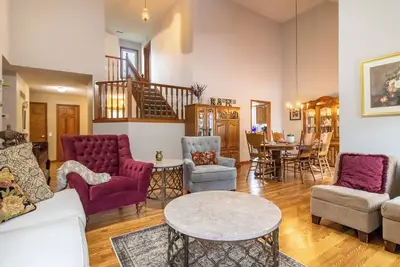 Image de Sleeps 12! Private 3+ Bdrm Home - Backyard Oasis!