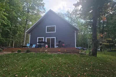 Image de Brand new 3-bedroom cabin on 4 acres on Pioneer Lake!