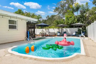 Image de 7 Min to Beach ~ Pool, Bbq & Games Getaway