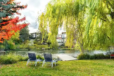 Image de Riverfront Bend by AvantStay | Private Dock+Kayaks, Large Yard w/ Views, Hot Tub