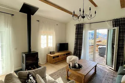 Image de Newly Renovated Chalet with Fireplace and Stunning Mountain View