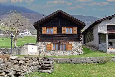 Image de Chalet romantique dans les montagnes de la Léventine (Romantic Chalet)