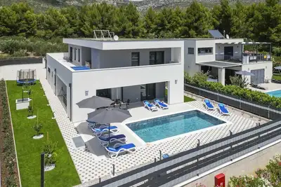 Image de Luxury 4-Bedroom Holiday Villa with swimming pool and sea view!