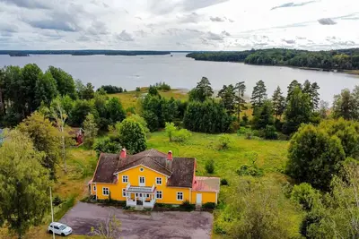 Image de Large Swedish vacation home right by the lake in Småland