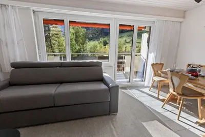 Image de Studio lumineux avec vue sur les montagnes