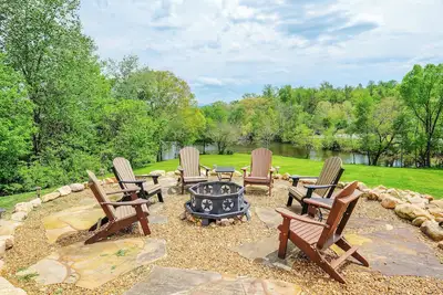 Image de Gameroom, Sleeps 15, Fishing Pond and Mountain View