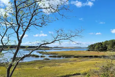 Image de New Listing! 3bd Architectural Original--A/C, Rooftop Deck, Screen Porch, Amazing Loagy Bay Views