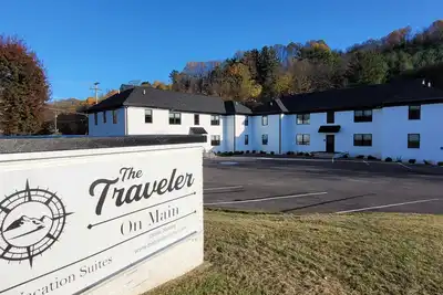 Image de The Traveler On Main Suite #10- Across the Street from Back of the Dragon!