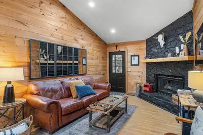Image de Shadows Nest - Unique, Rustic-Modern Design Holiday Home