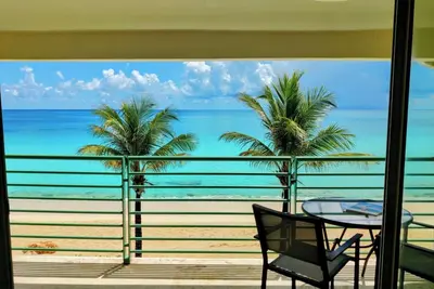 Image de Beachfront 1 Bedroom - Feet in the sand!