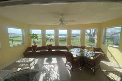 Image de Beautiful 4-bedroom farmhouse in Lexington. Huge living room/kitchen.