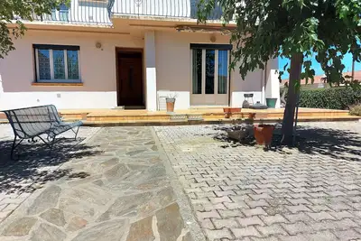Image de 120m2 wifi 2ch 6pers grand jardin 2km mer parking ok animaux cheque vacance rdc