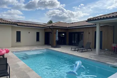 Image de Villa avec piscine entre Bordeaux et Saint Emilion, au coeur des vignes