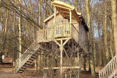 Image de Stargazer tree house, living/sleeping room - Baumhaushotel Solling