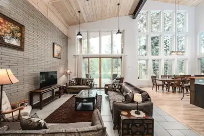 Image de Waterfront Dream Home on Rio Vista Pond