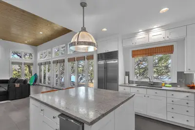 Image de Newly renovated Lakefront with Dock on Huge shaded lot