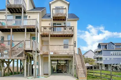 Image de Enjoy Ocean & Sound Views from This Spacious Family Retreat at the Beach
