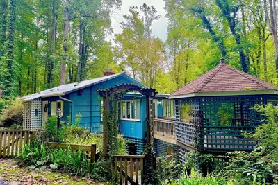 Image de Fairy Tale Charm: Mtn Cabin + Mtn Stream + Deck