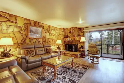 Image de Charming 2-Bedroom Condo with Spectacular Lake Dillon Views A106