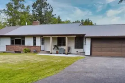 Image de Main floor 3-bedroom house, Winter Escape: Snowmobile, Ski & More in the North