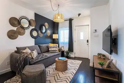 Image de Boho Chic Retreat: 15-minute to Dt & Free Parking