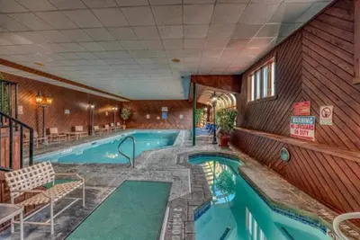 Image de Heart of Lincoln Large 2 story condo: Pool, Hot Tub, Game Room, Sleeps 10