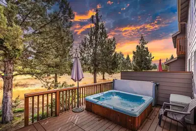 Eagle Crest Condo on Golf Course w/ Hot Tub, Dogs Welcome!