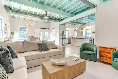 Image de Near Lake Travis - Home w\/ Decks & Yard!