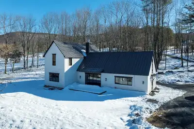 Image de Newly Constructed Modern Farmhouse -- 4 Br / 4. 5 Baths, High-end Furnishings!