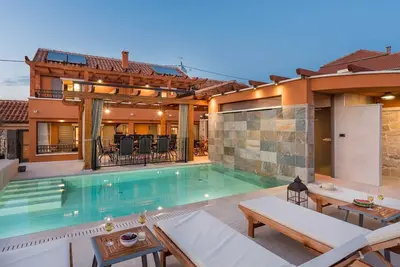 Image de Villa luxueuse avec piscine chauffée cinq étoiles pour 10 à 12 personnes