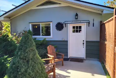Image de Backyard Guesthouse close to Nelson. Pet-Friendly!