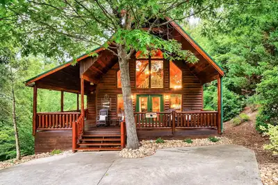 Image de Peaceful private, King Bed, hot tub, arcade, minutes to attractions and parkway