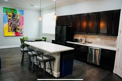 Image de Modern Cozy Washington Free Standing Home Near Pickleball Court, Bars & EATs