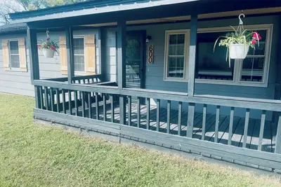 Image de Snuggle up and relax with the whole family at this Ava home.