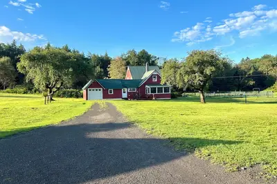 Image de Charming Historic 4 Bdrm Farmhouse Ac secluded, centrally located, fishing pond