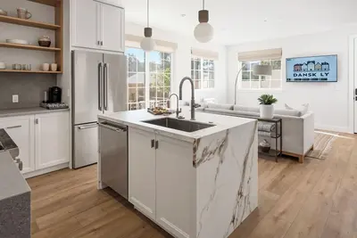 Image de 2 Bedroom Suite with Private Yard & Off-Street Parking. Full kitchen & living.