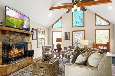 Image de Abby's Hillside Happiness: Pet Friendly, Firepit, Secluded, & Free Attractions Tickets