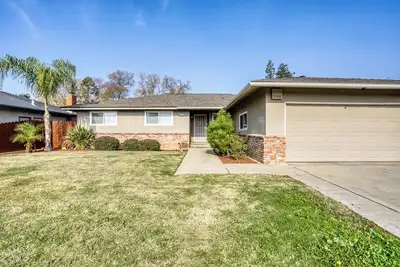 Image de Charming 3-bedroom + Den house with Ac and WiFi in awesome North Fresno.