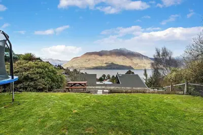 Image de Four Bedroom Two Bathroom Lake View Family Home